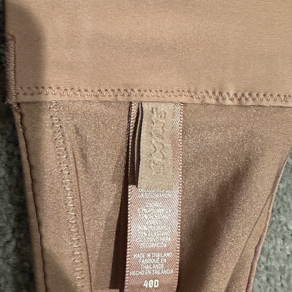 SKIMS No show molded Balconette Underwire Bra - Sienna (caramel/Tan) - 40D - Picture 5 of 6